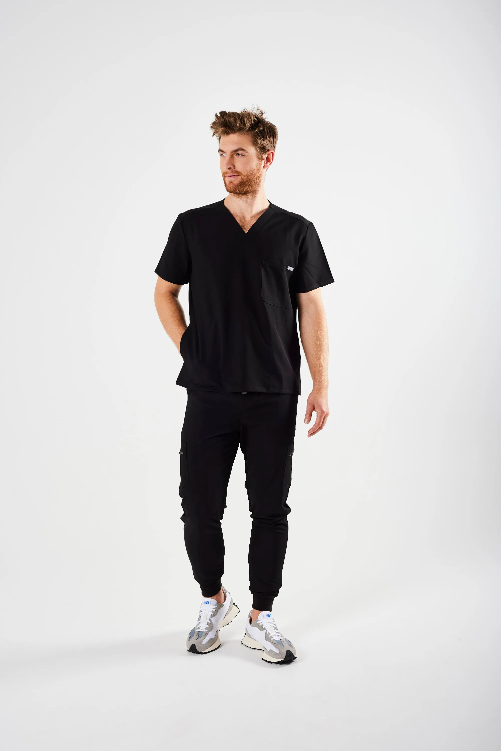 CLASSIC V-NECK WITH SIDE POCKETS MEN'S SCRUB TOP (BLACK)