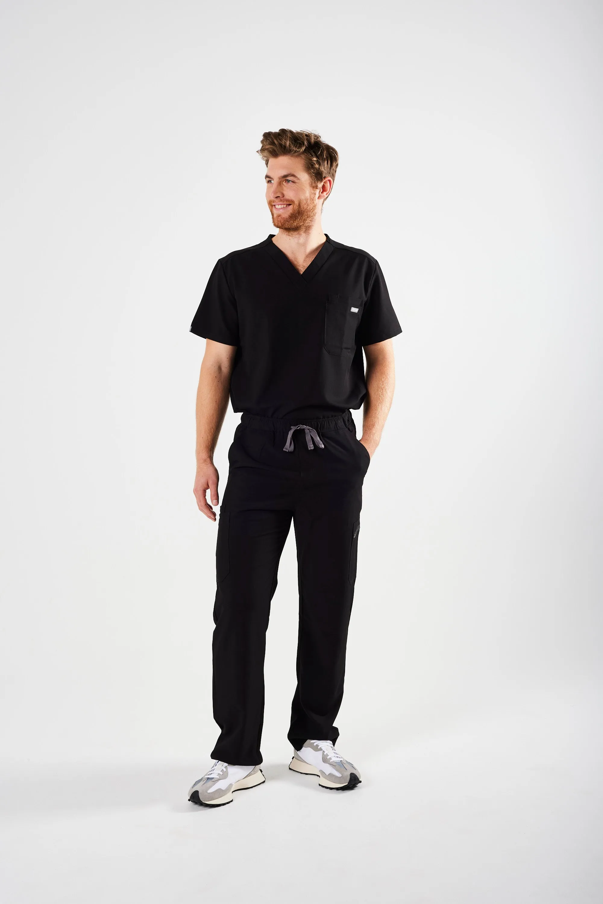 CLASSIC V-NECK WITH SIDE POCKETS MEN'S SCRUB TOP (BLACK)